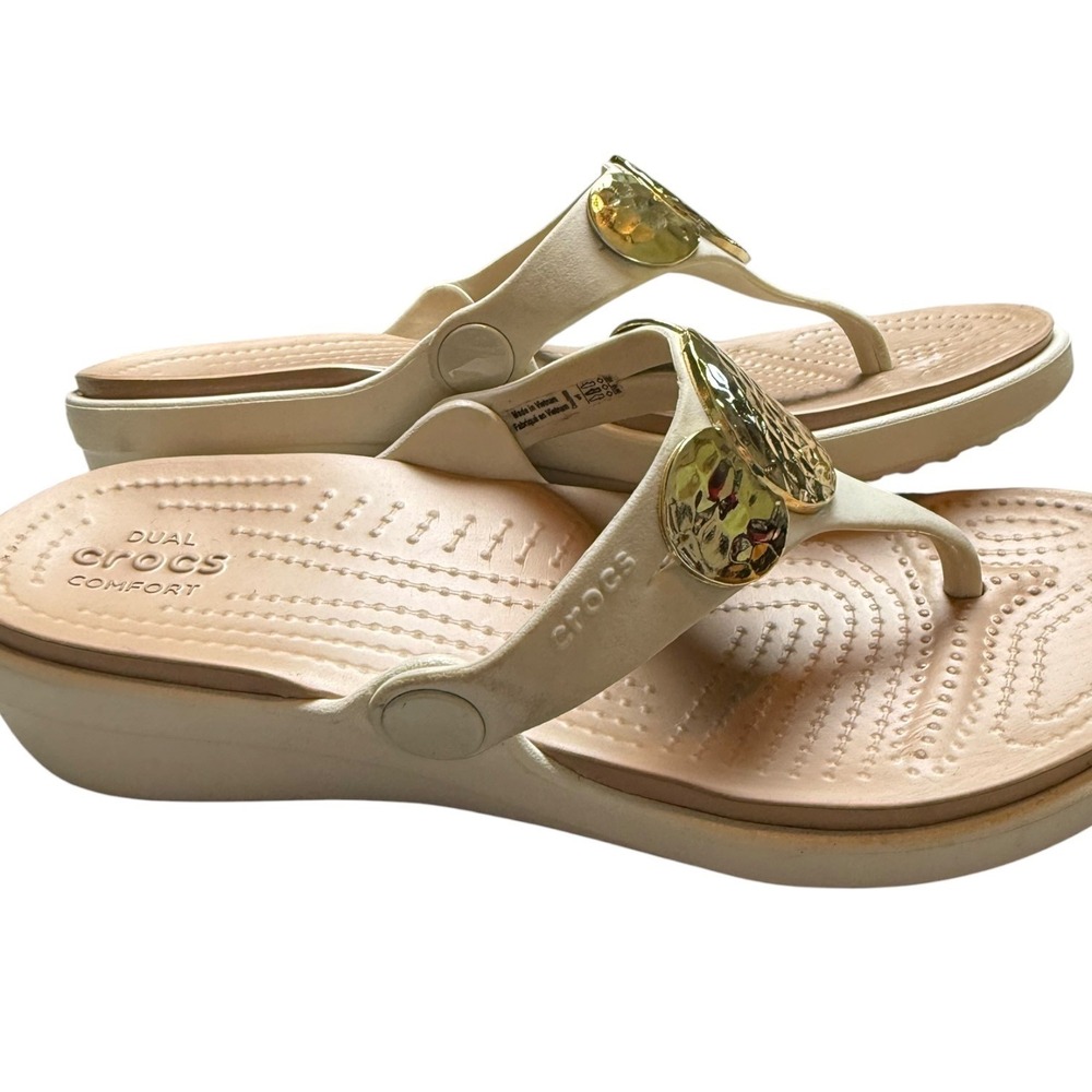 Crocs Sanrah Circle Wedge Sandals Womens 6 Cream Gold Medallion Flip Flop